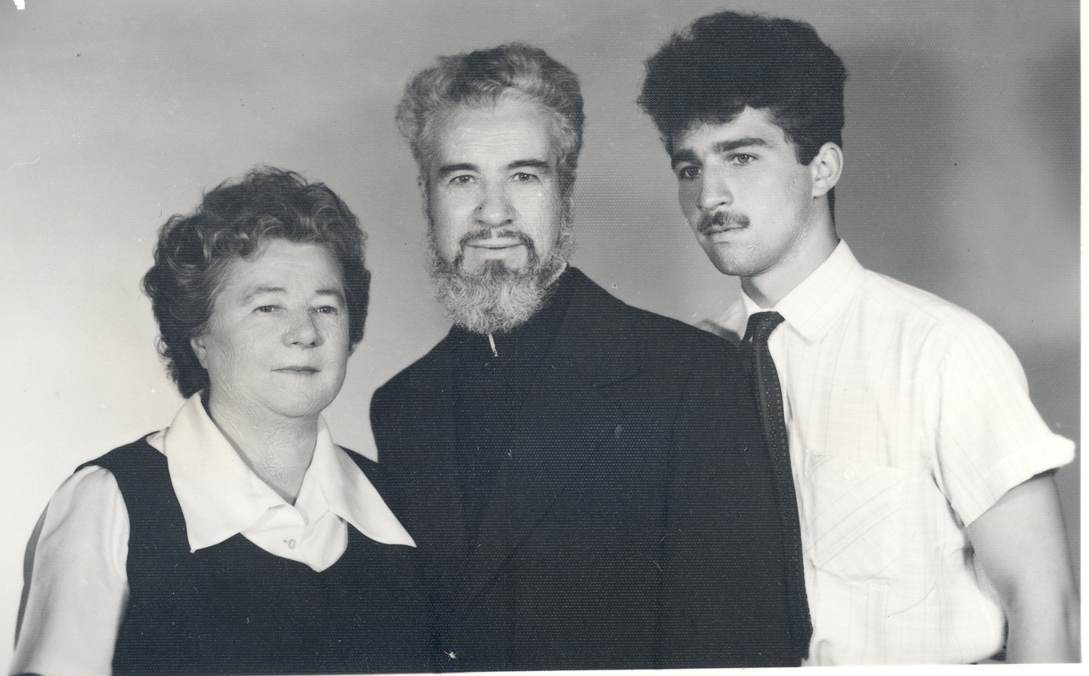 Pr. Gheorghe Calciu cu soția și copilul